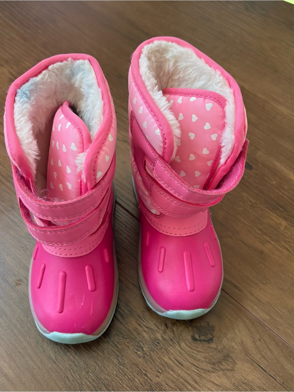 Carter's Bright Pink Heart Snow Boots girls size 8. iNV25/554